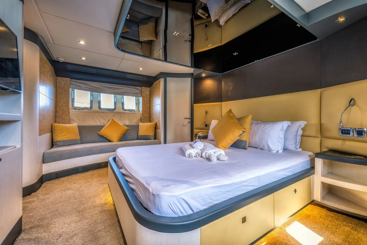 NewYear-yacht-77ft-rental-dubai